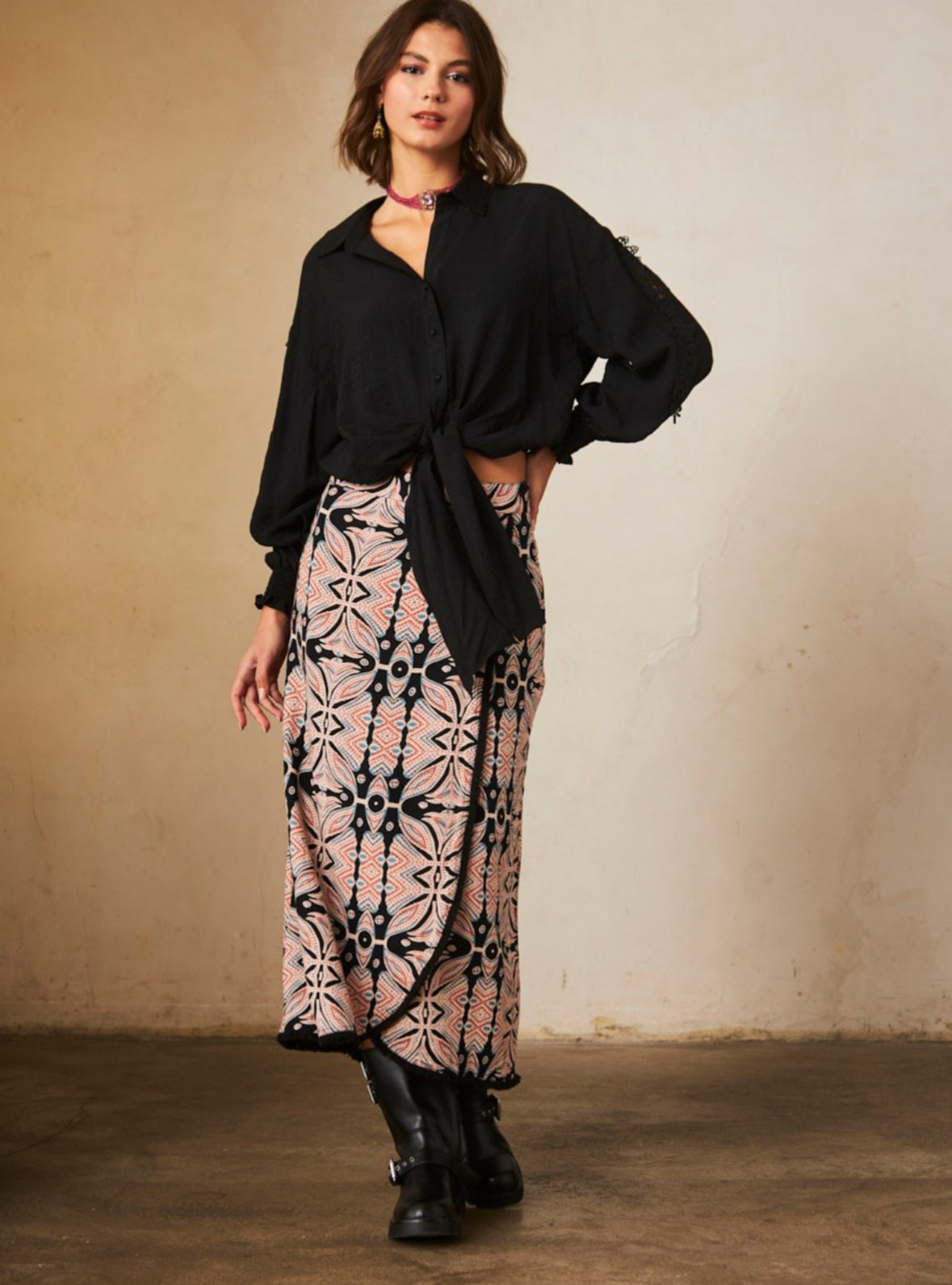 Camisa negra con lazo y bordado en las mangas HJ.Birger