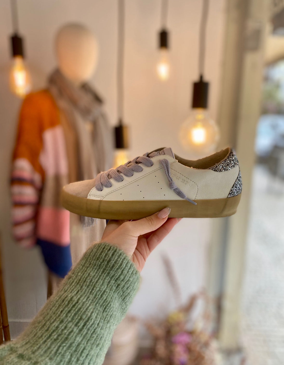 Sapatilhas brancas com glitter prateado atrás e biqueira taupe