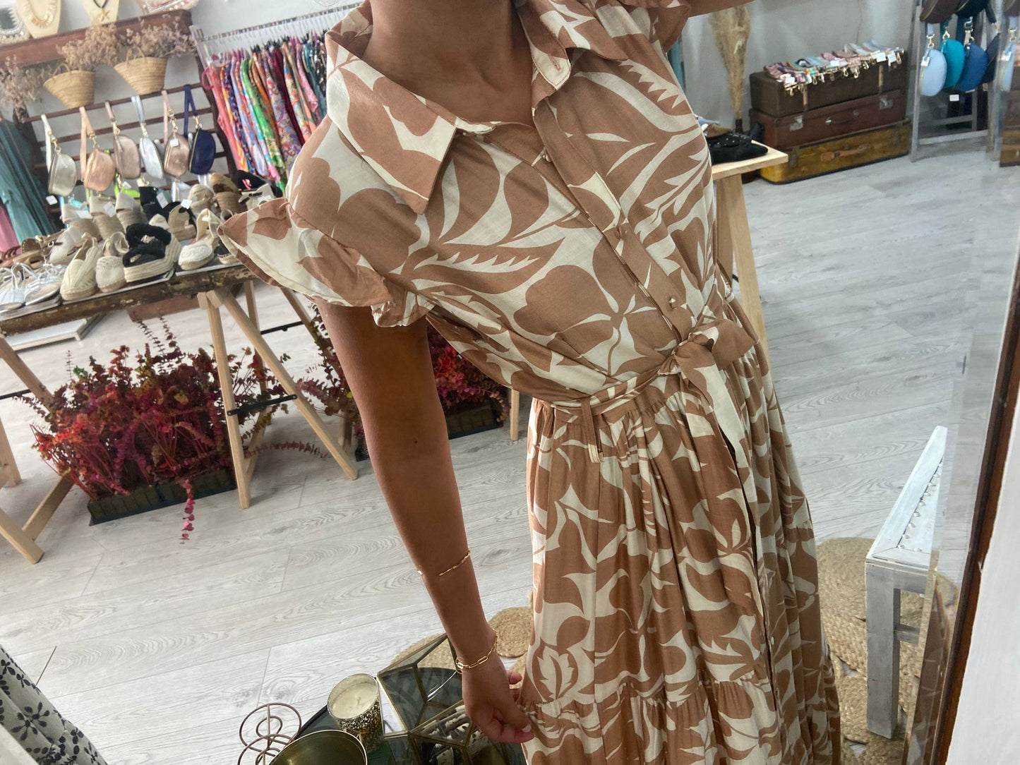 Vestido camiseiro primavera camel/branco