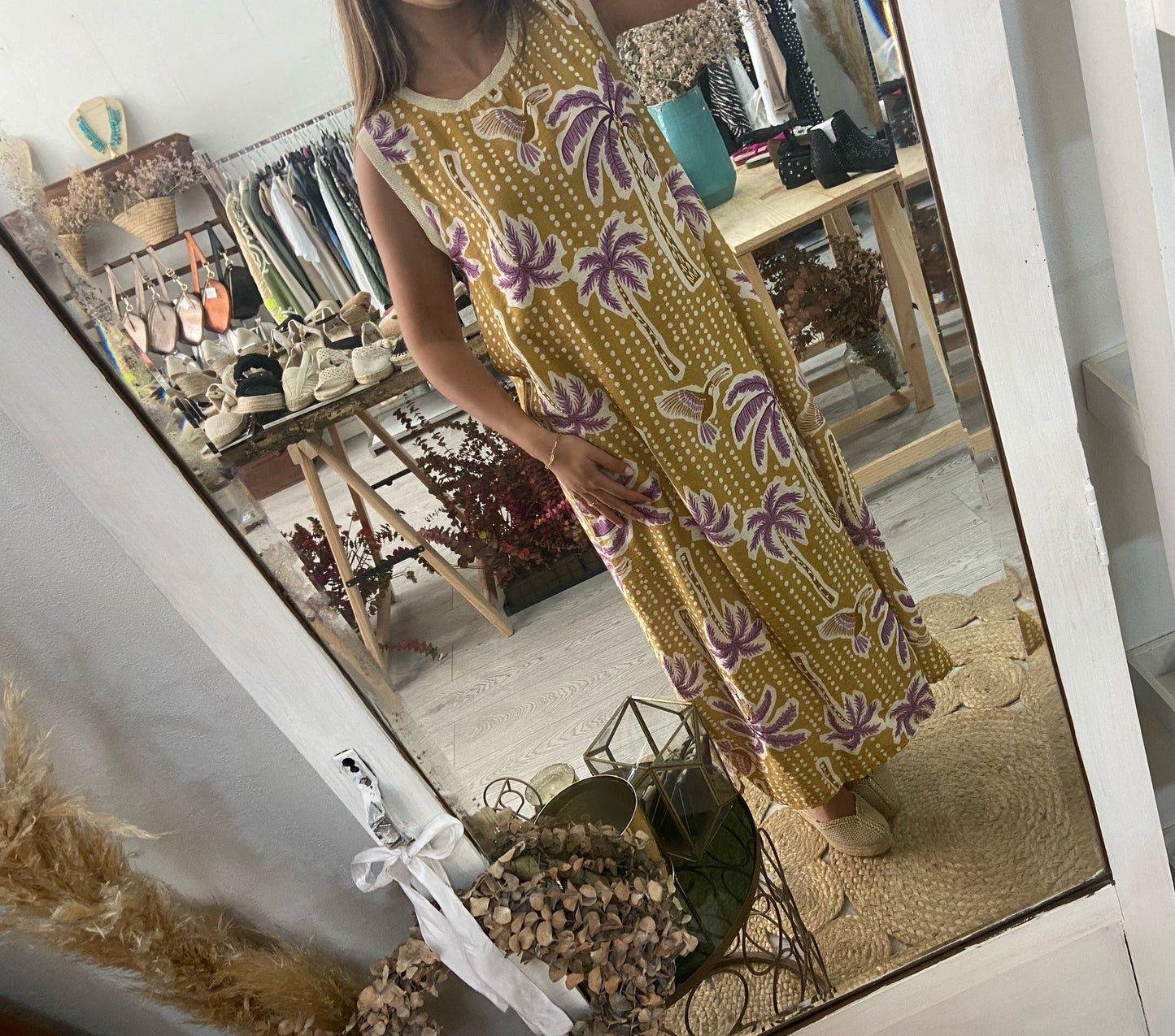 Vestido mostarda estampado tropical