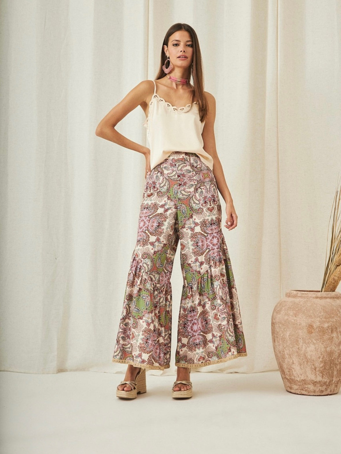 Pantalones de campana con estampado paisley de HJ.Brais