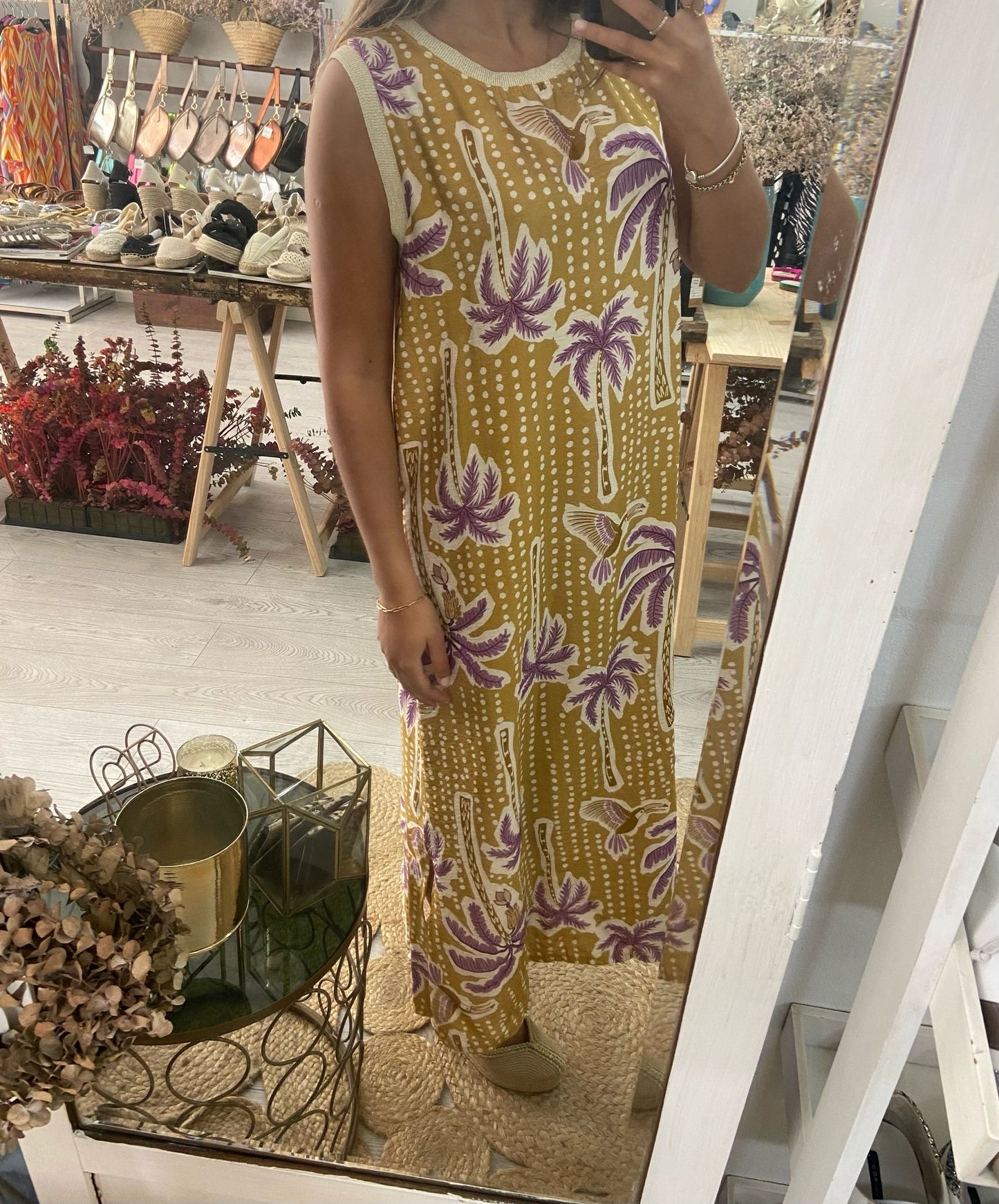 Vestido mostarda estampado tropical