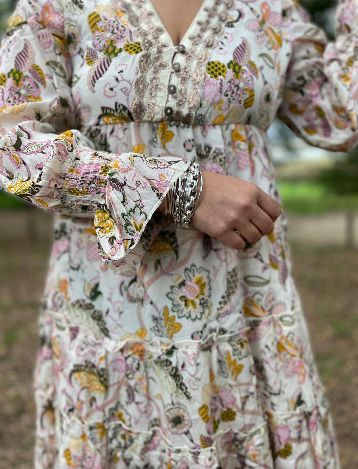 Vestido com estampado floral e decote com bordado de lantejoulas Gf.ginger