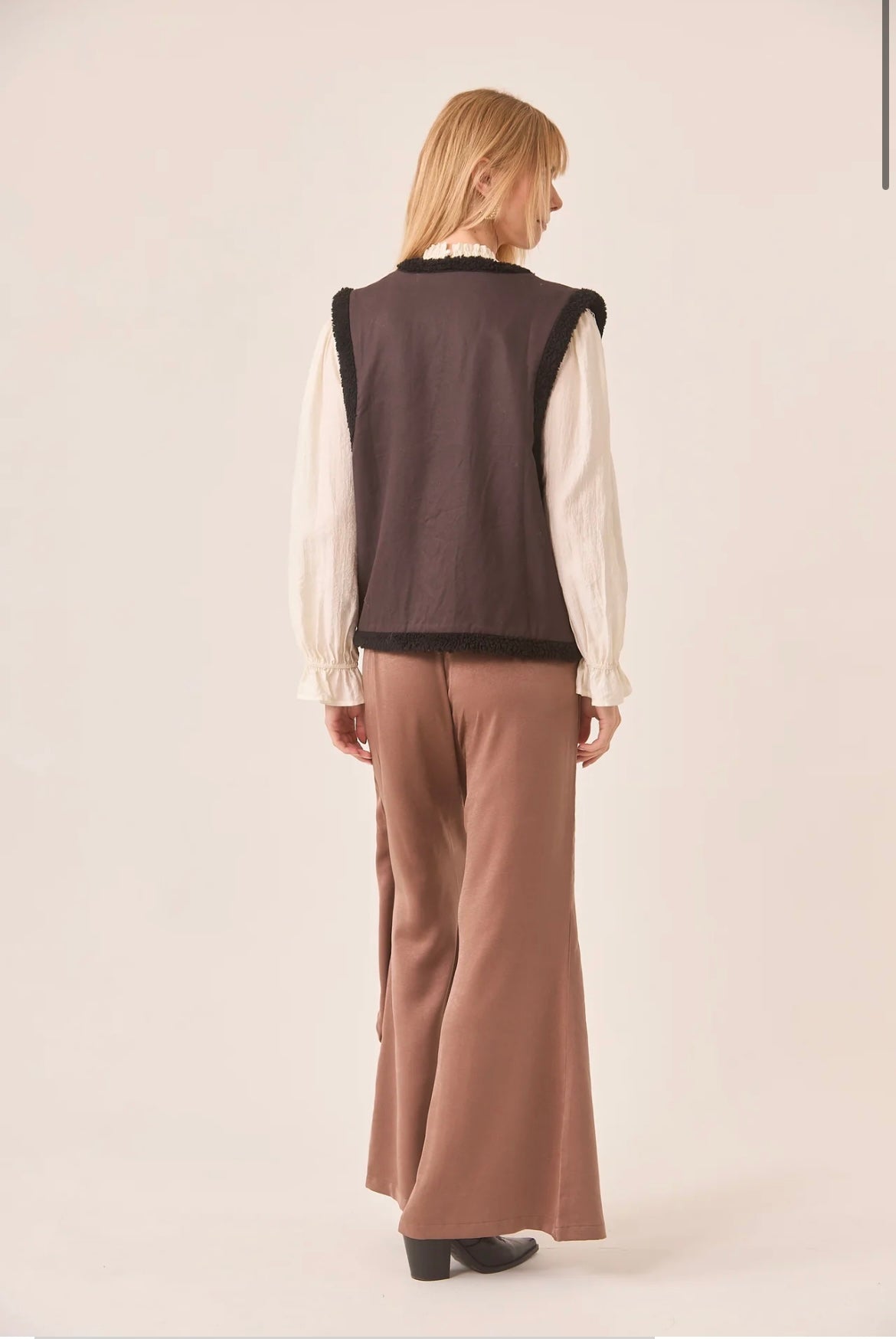 Colete pêlo preto bordado CS.Osma