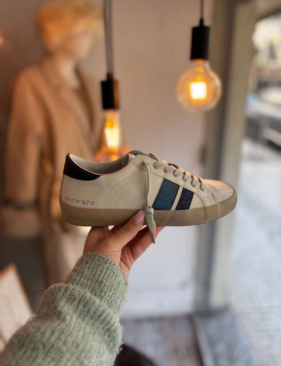 Sapatilhas brancas riscas azuis e purpurinas biqueira cinza