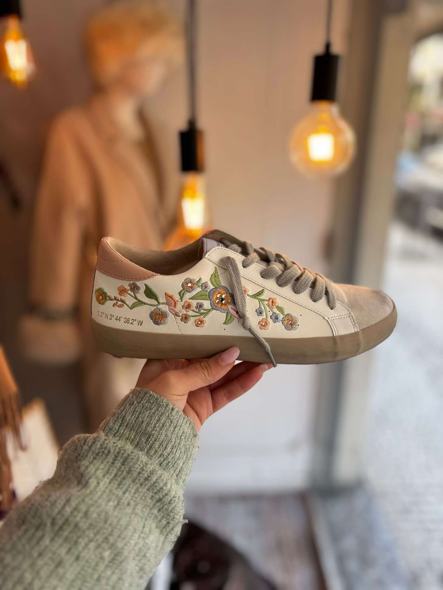 Sapatilhas bordado flores rosa atrás