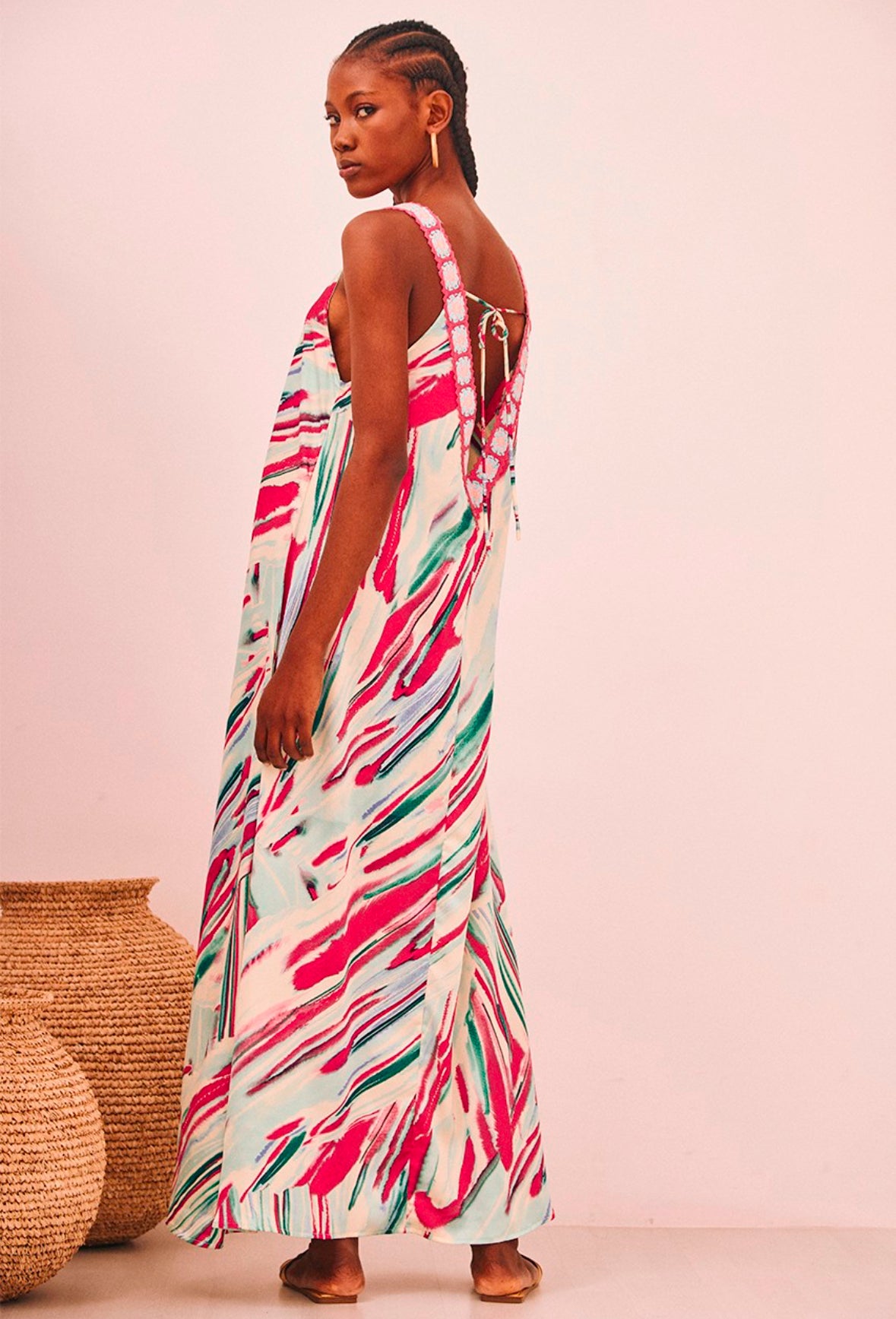 Vestido pincelado rosa e turquesa com decote crochê Ni.Dora