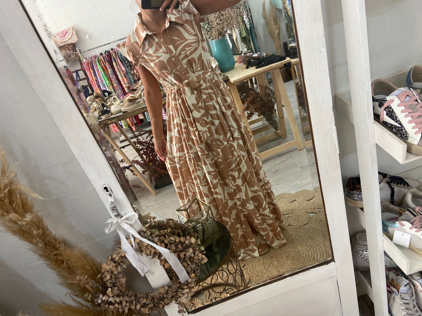 Vestido camiseiro primavera camel/branco