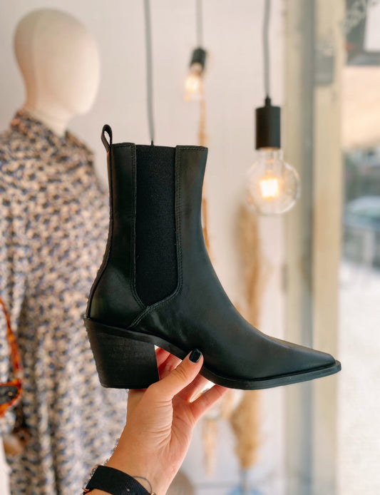 Botas pretas com tacão e elástico nas laterais