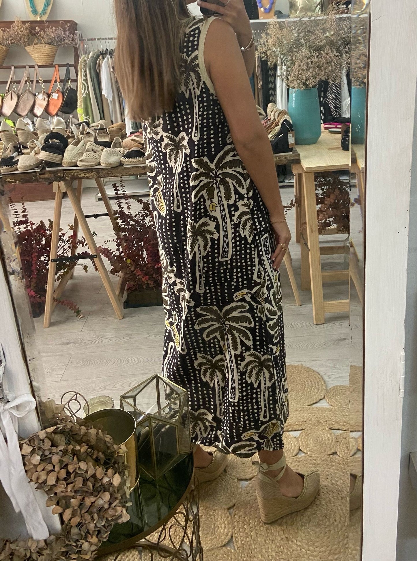 Vestido mostarda estampado tropical