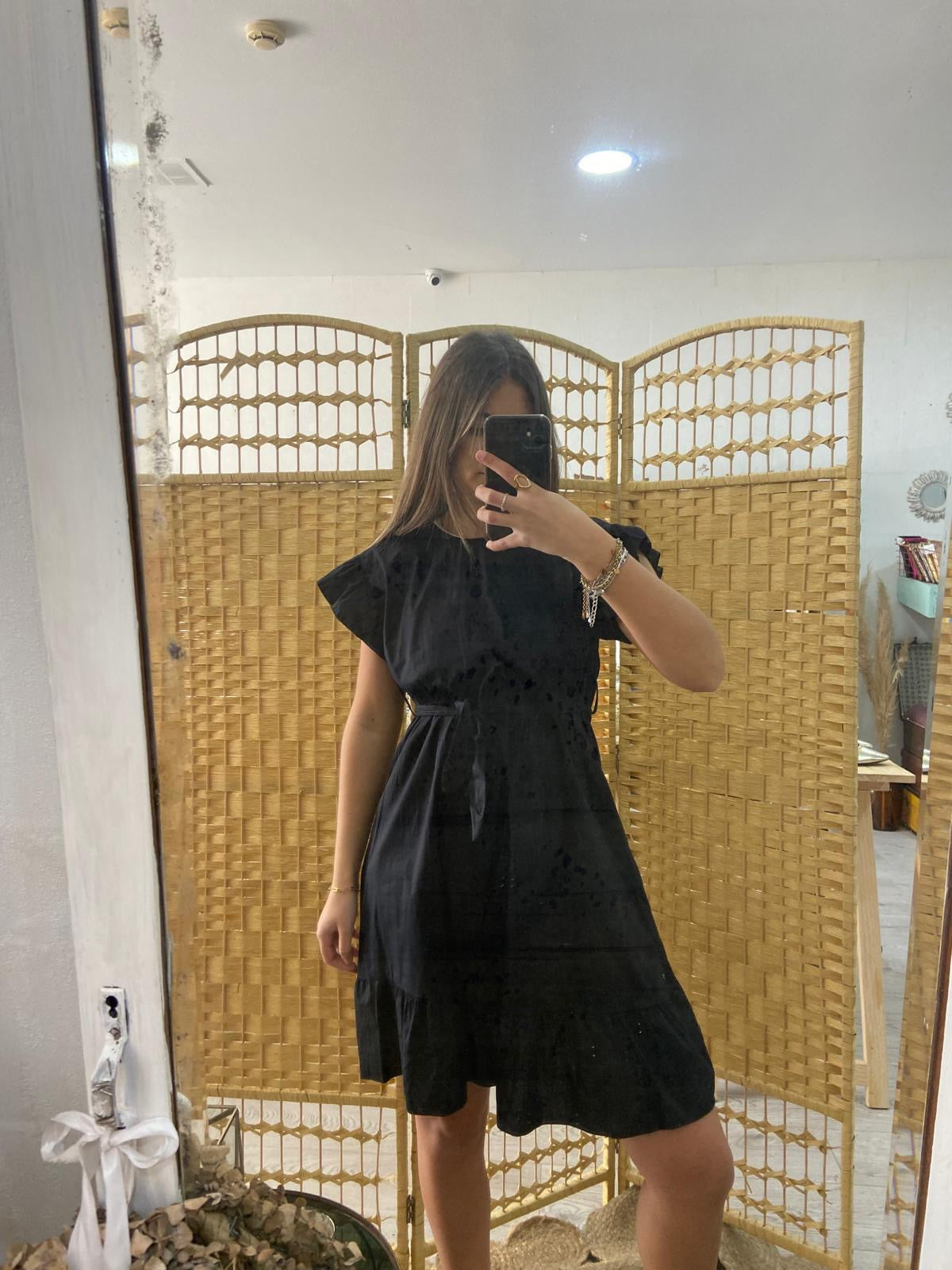 Vestido preto com folhos nos ombros