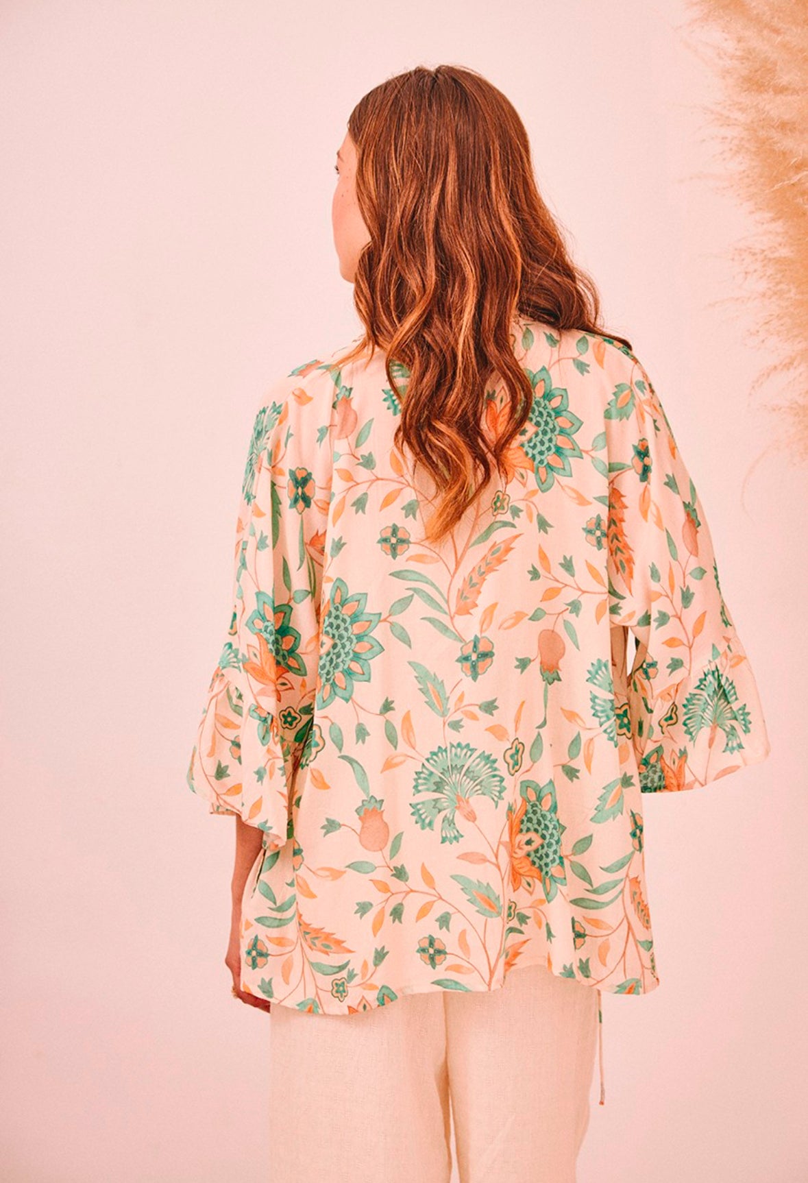 Kimono curto marfim estampado de flores GF.Liwe