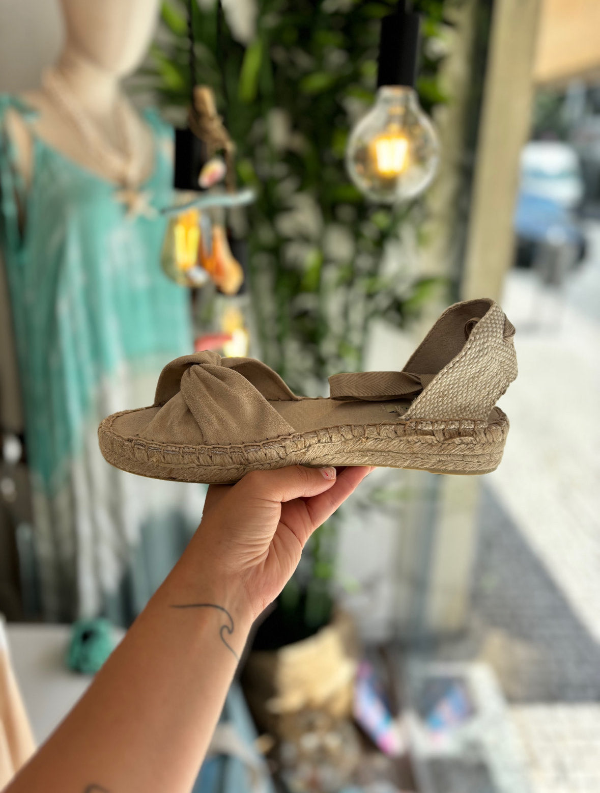 Alpercata aberta nó bege