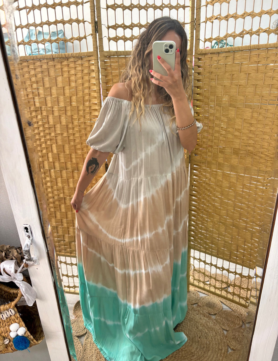 Vestido tie dye azul/verde/rosa escuro com elástico ombros