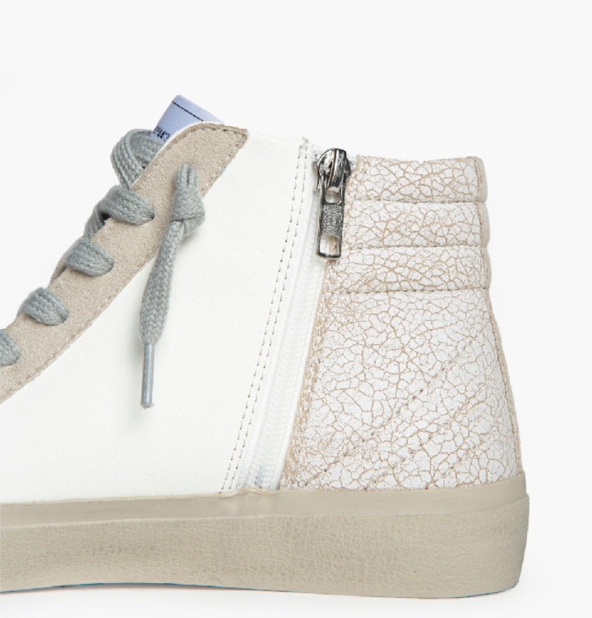 Sapatilhas bota branco texturizado e tachas