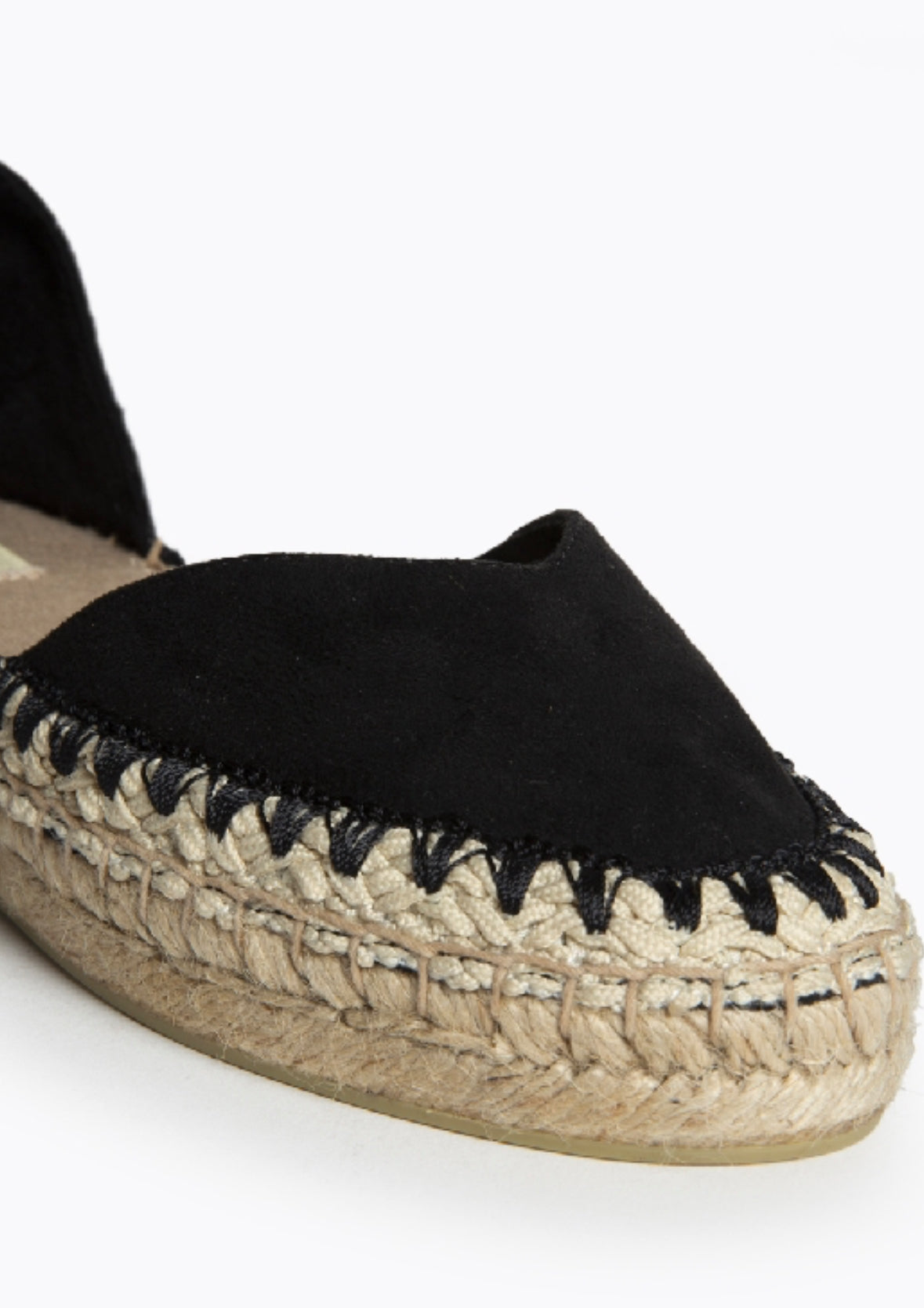 Alpercatas pretas com costuras entrançadas e laçada