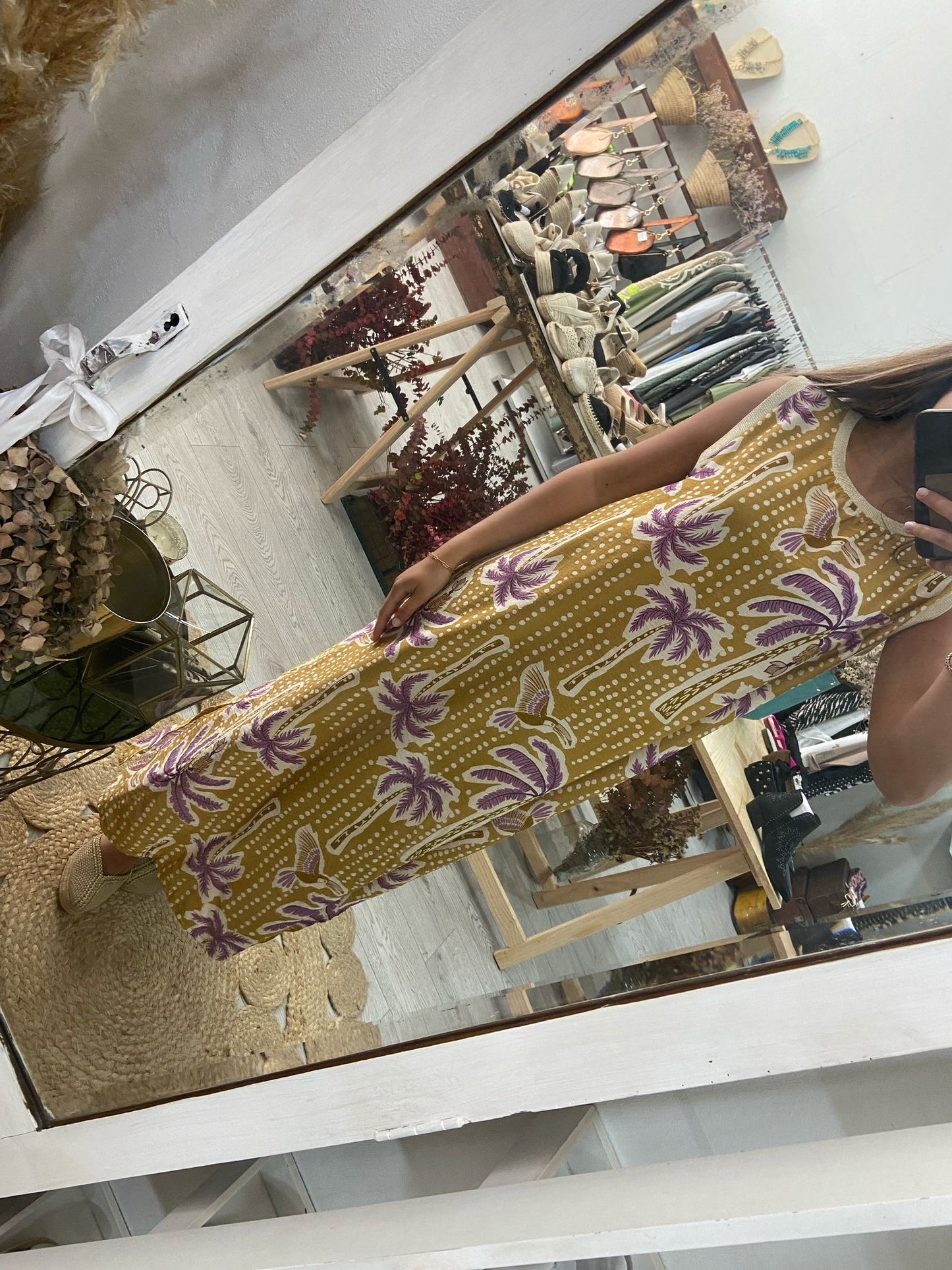 Vestido mostarda estampado tropical