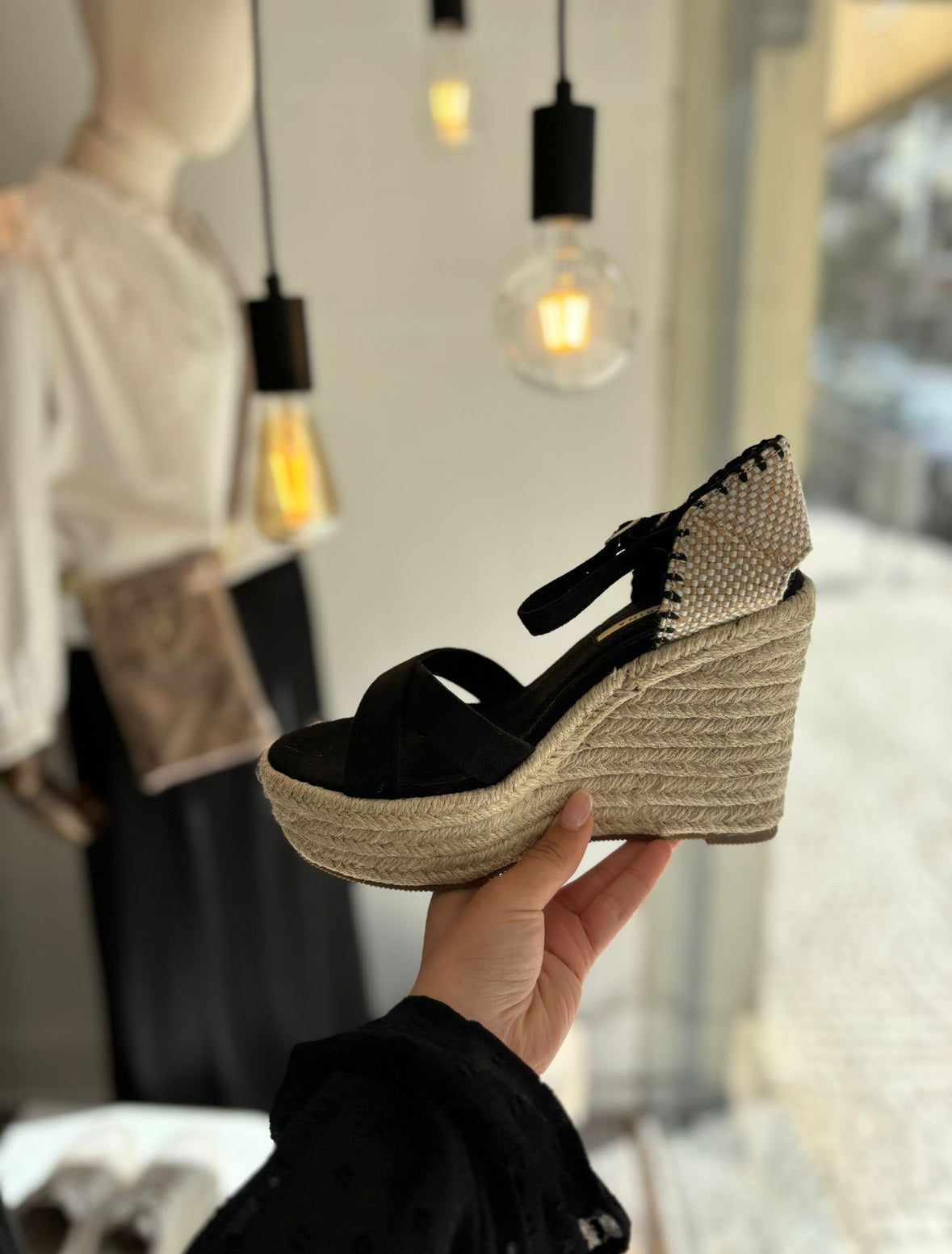 Sandálias de Cunha compensada com fivela e tiras cruzadas pretas