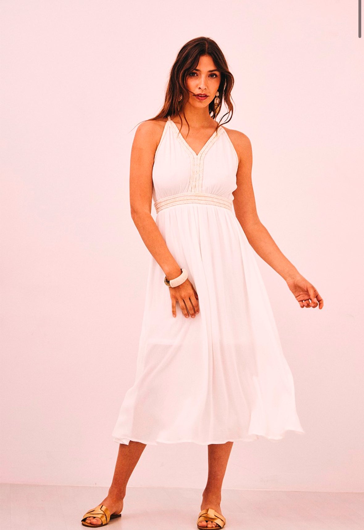 Vestido branco com costas abertas e pormenores no peito HJ.Baku