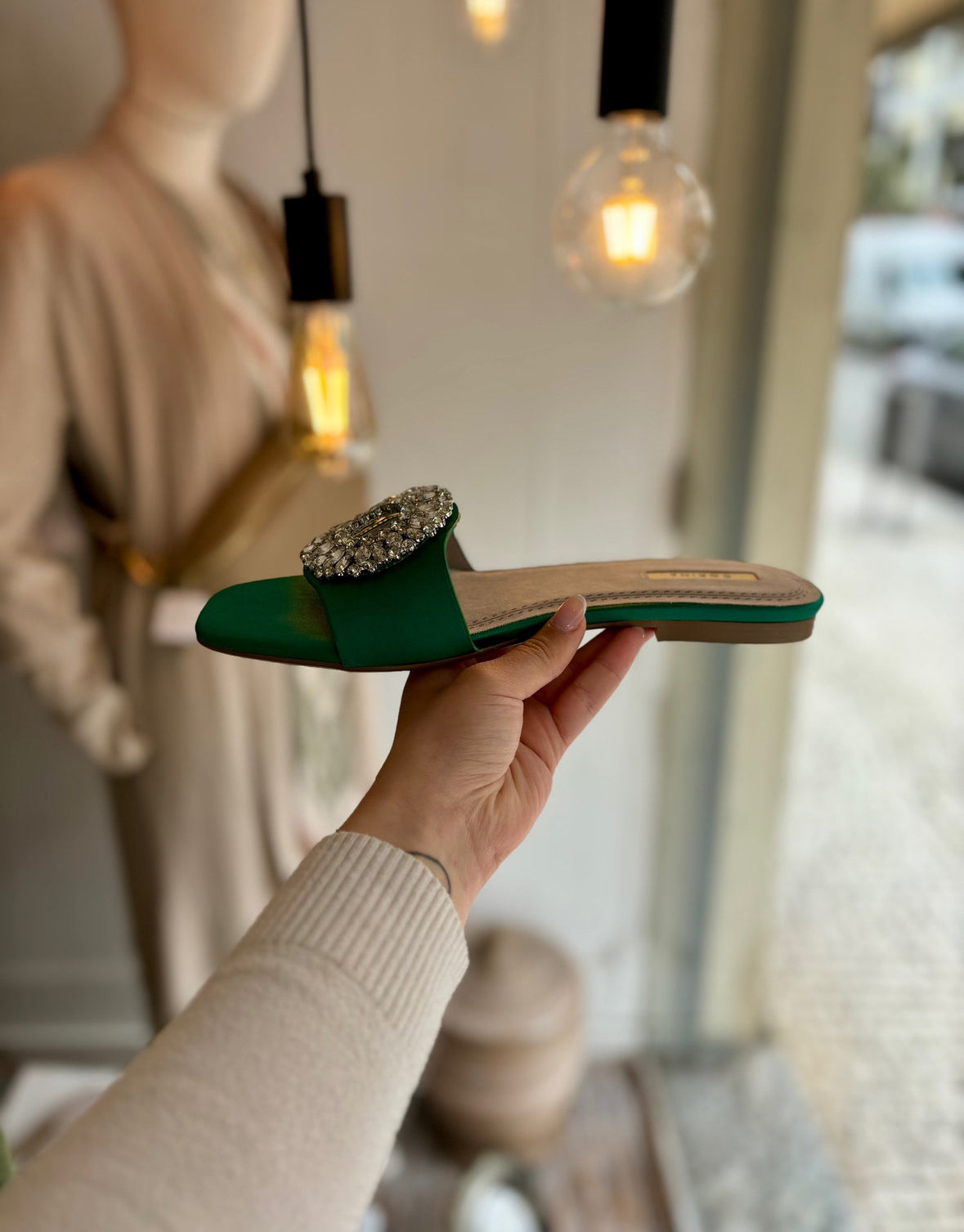 Sandalia plana verde con aplicación de pedrería