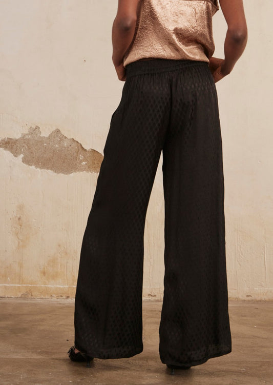 Calças pretas fluídas com bordado florido AU.Lepen