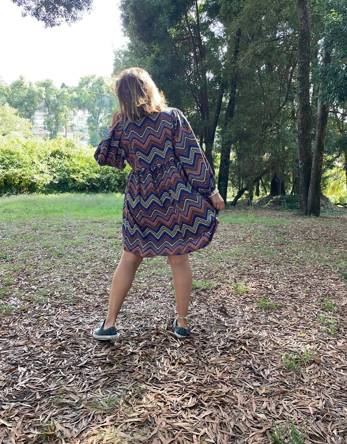 Vestido cinzento com estampado zig zag colorido