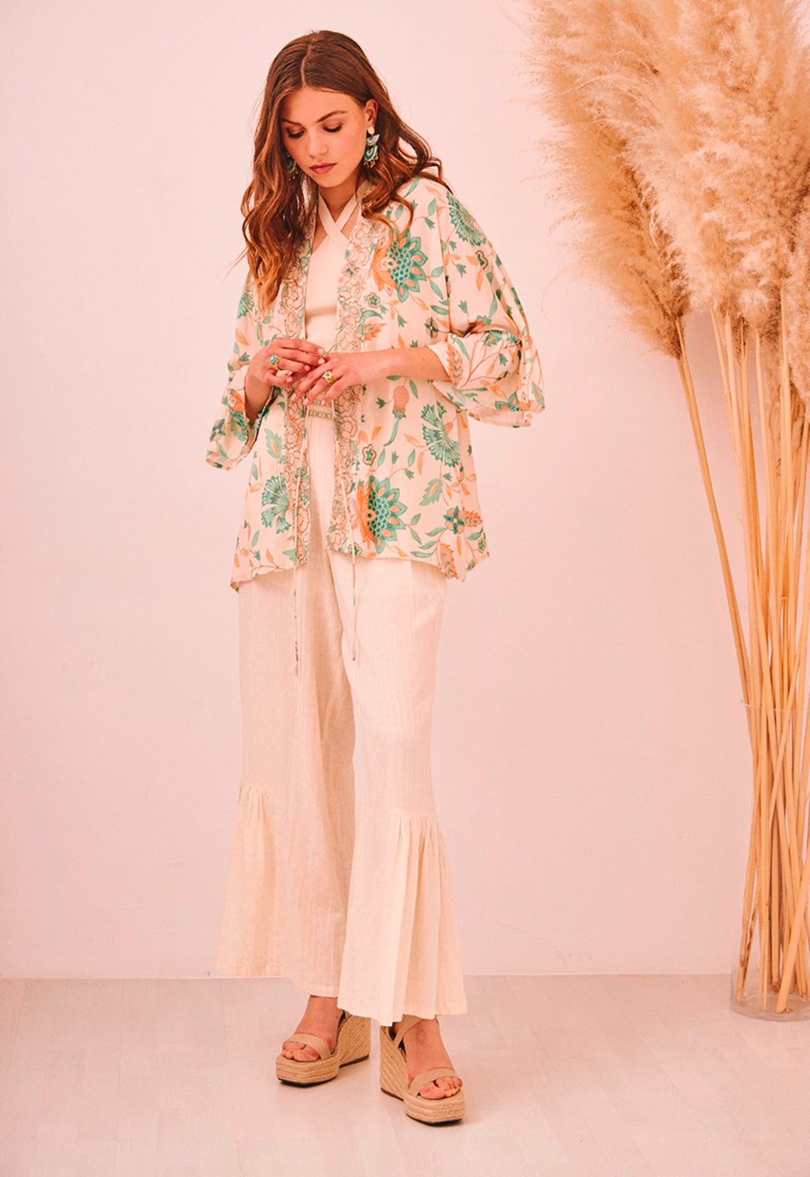 Kimono curto marfim estampado de flores GF.Liwe