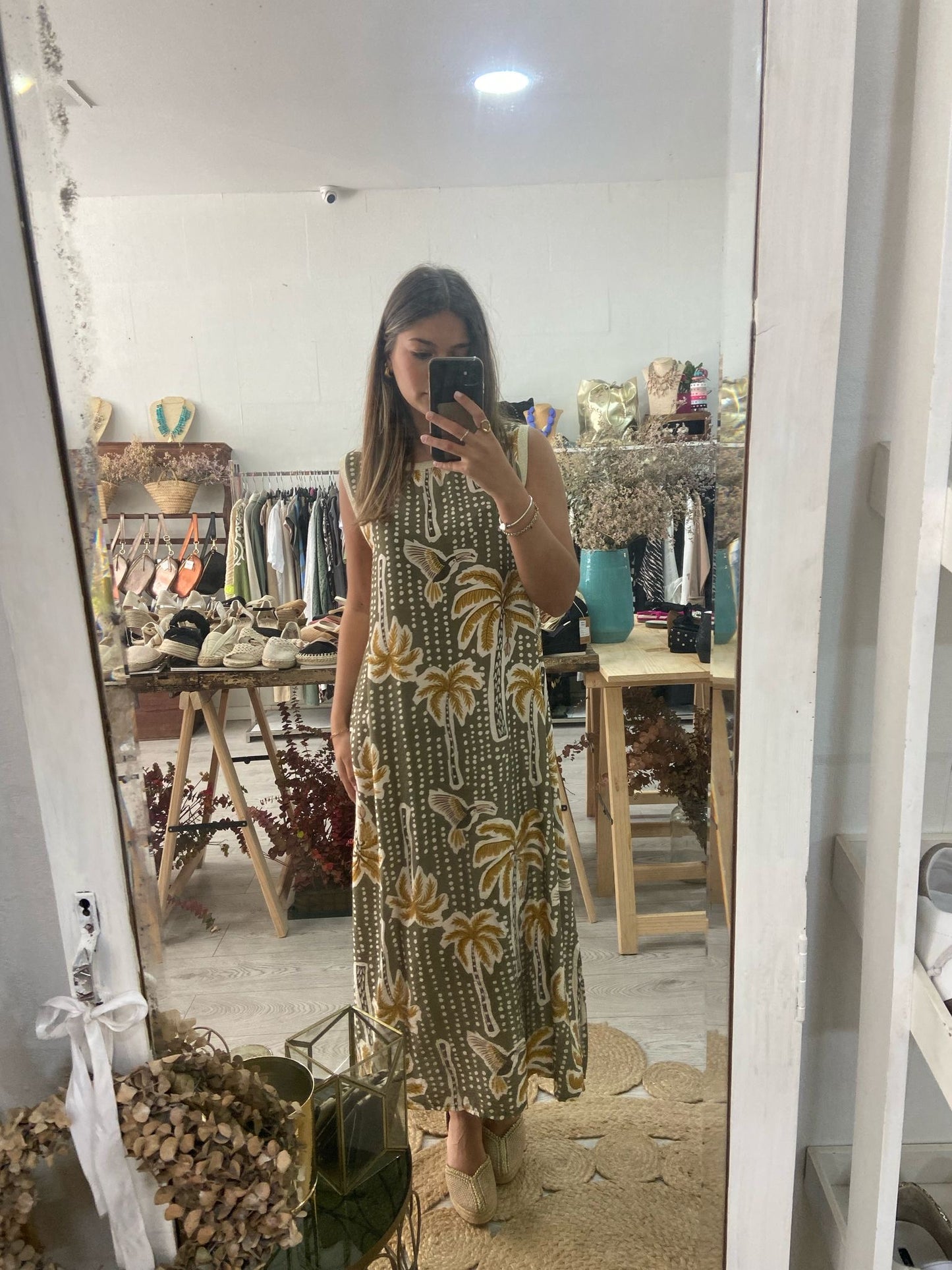 Vestido mostarda estampado tropical