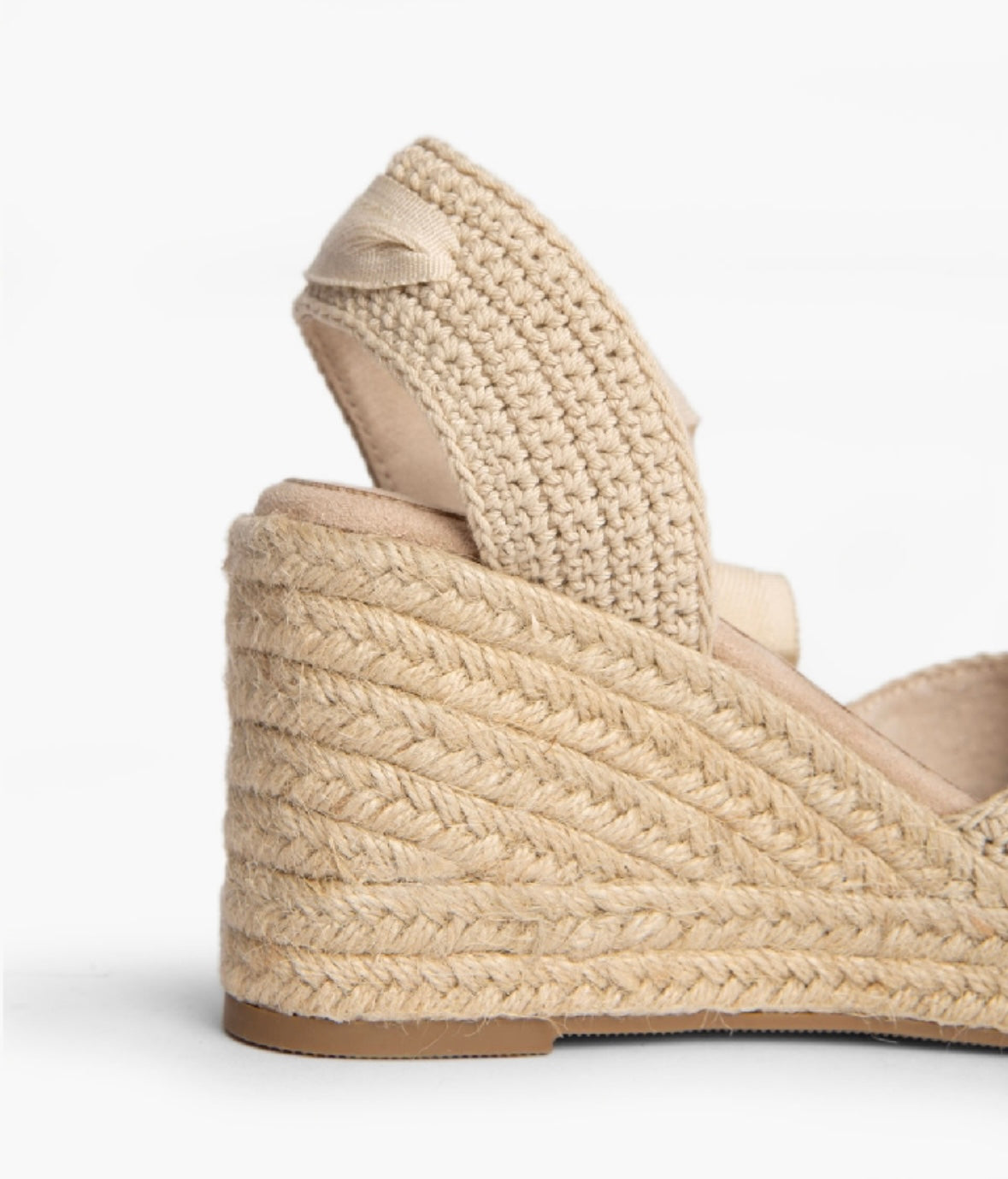 Sandalias de cuña de crochet beige
