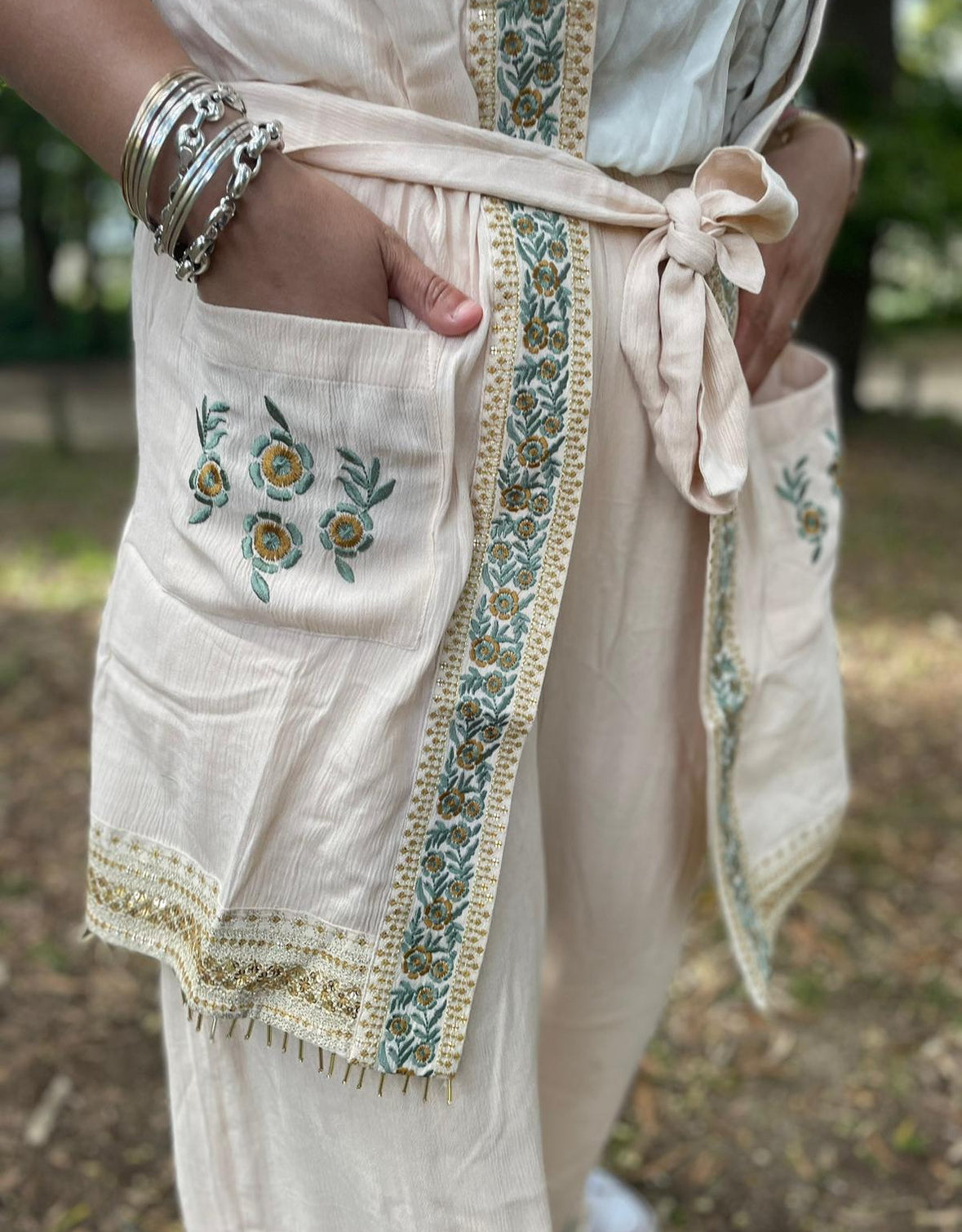 Colete marfim com bolsos bordados e missangas com cinto ajustável- Cs.doremi
