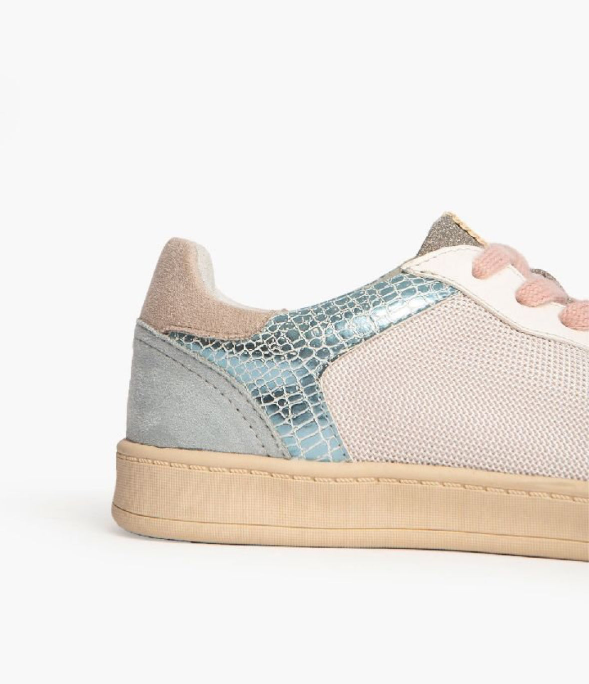 Sapatilhas brancas com atacadores rosa e efeito cobra em azul