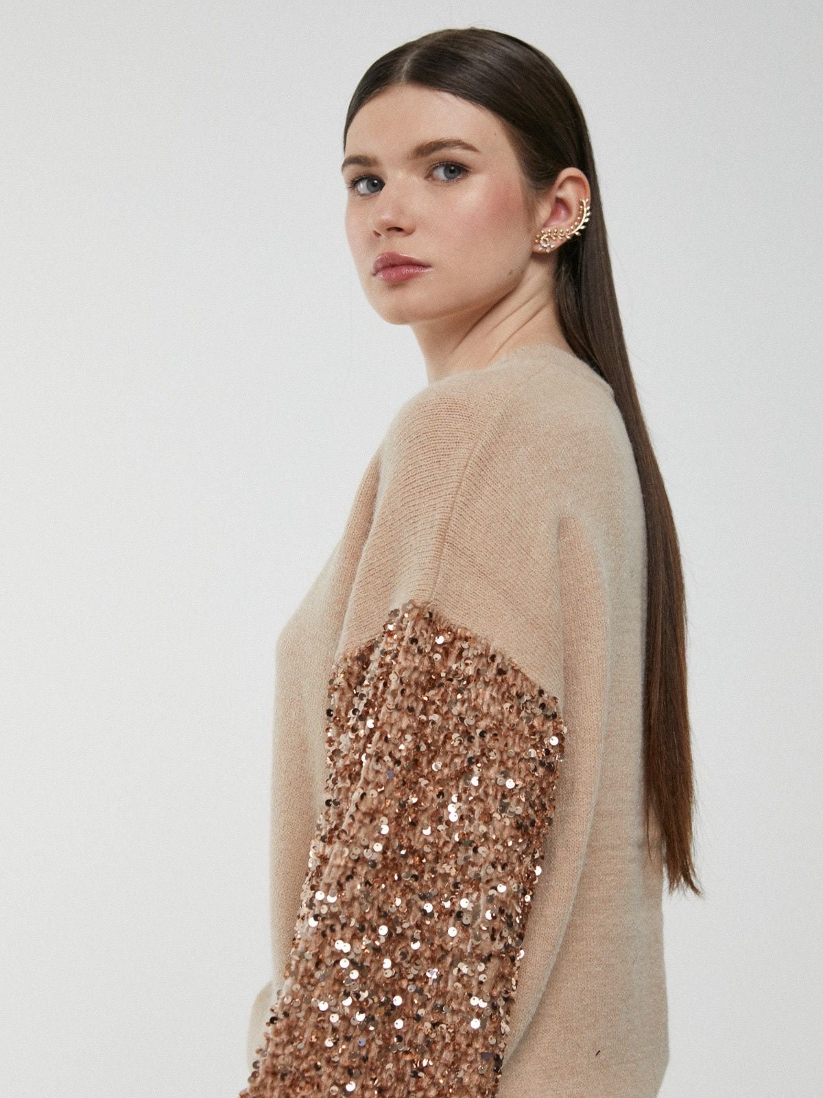 Camisola preta lantejoulas nas mangas