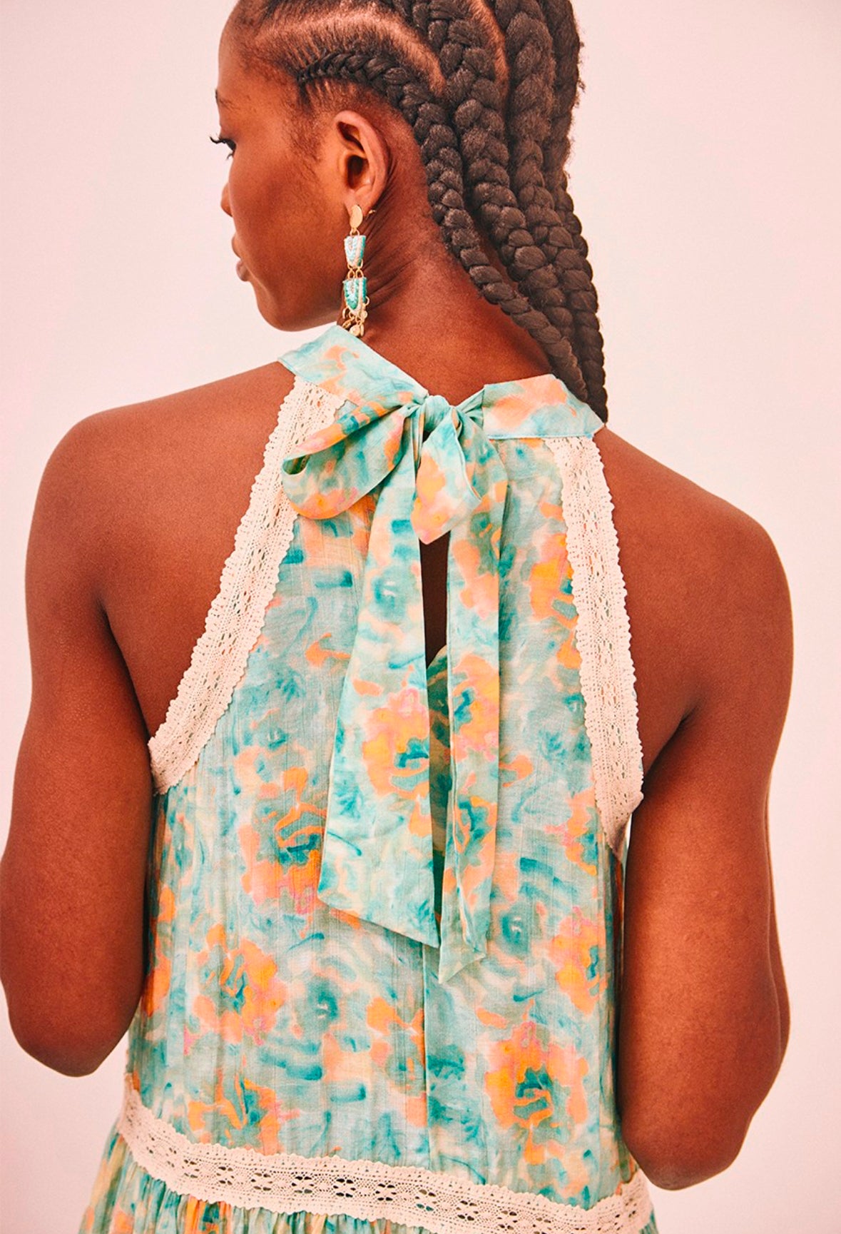 Vestido comprido estampado manchado turquesa e laranja com renda e laço nas costas NI.Natai