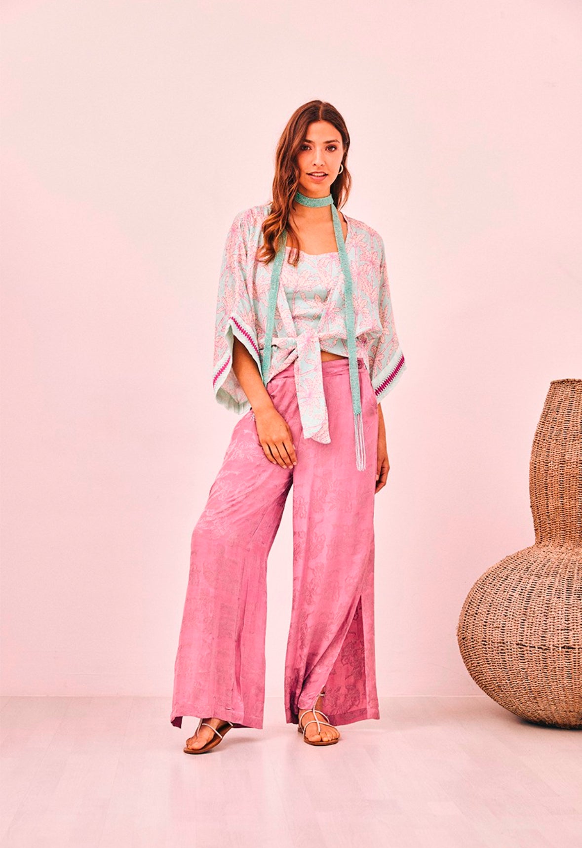 Kimono curto estampado azul com palmeiras rosa com bordado crochê CS.Roura