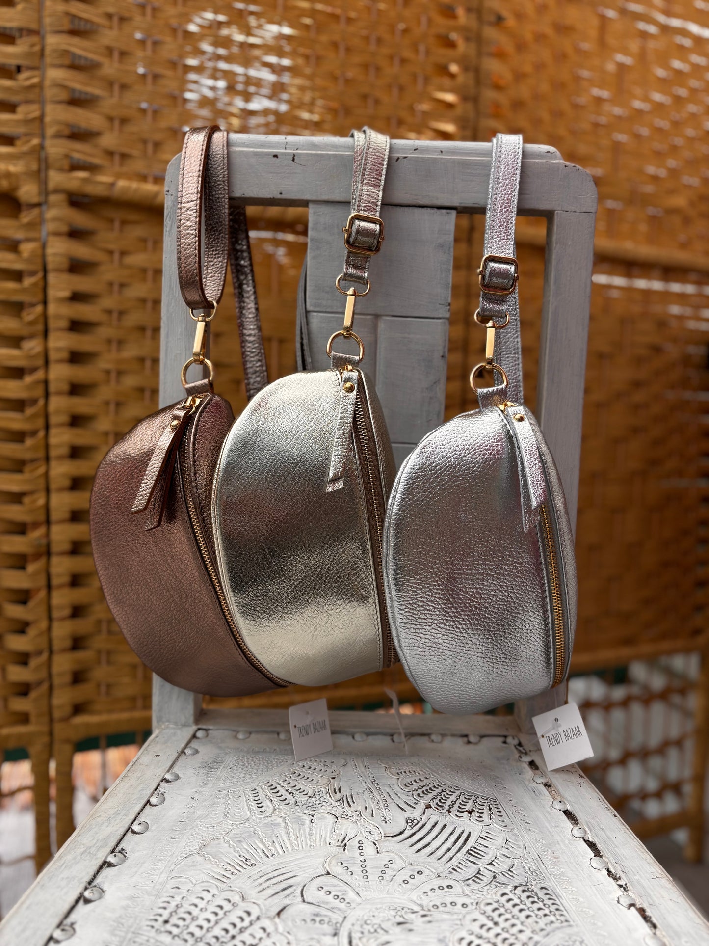 Bolsa banana de cintura ou tiracolo em pele texturada bronze | dourada | prateada