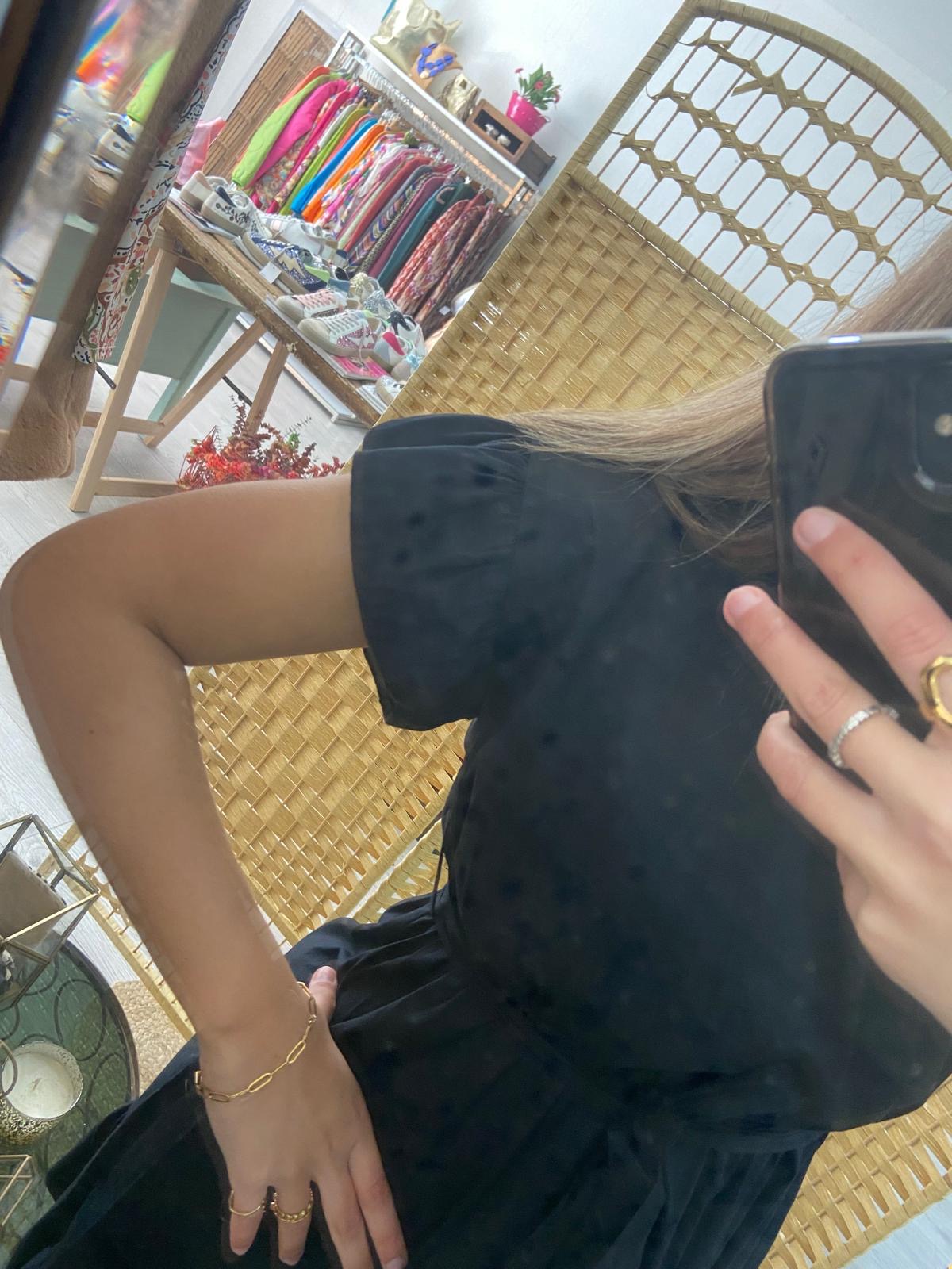 Vestido preto com folhos nos ombros