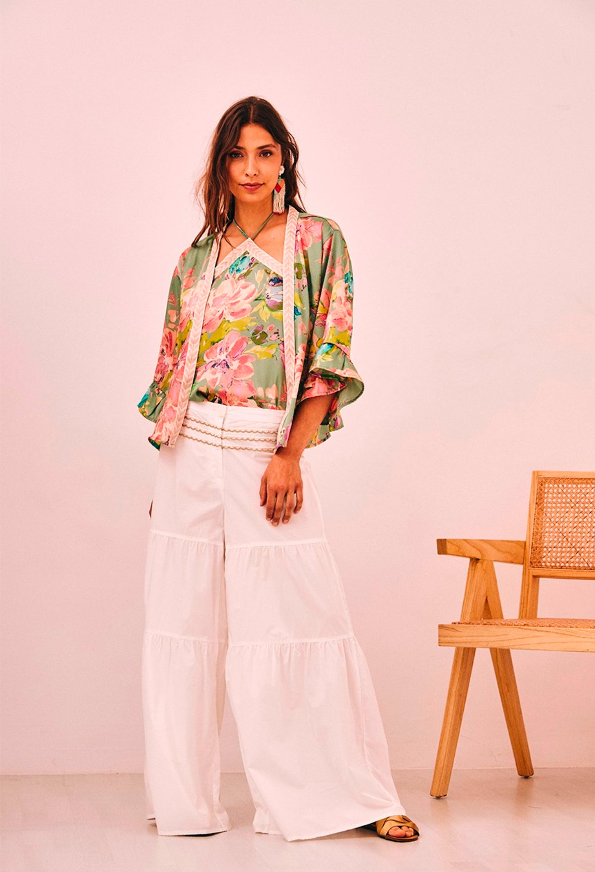 Kimono curto acetinado estampado floral e bordado na lapela NI.Felixa