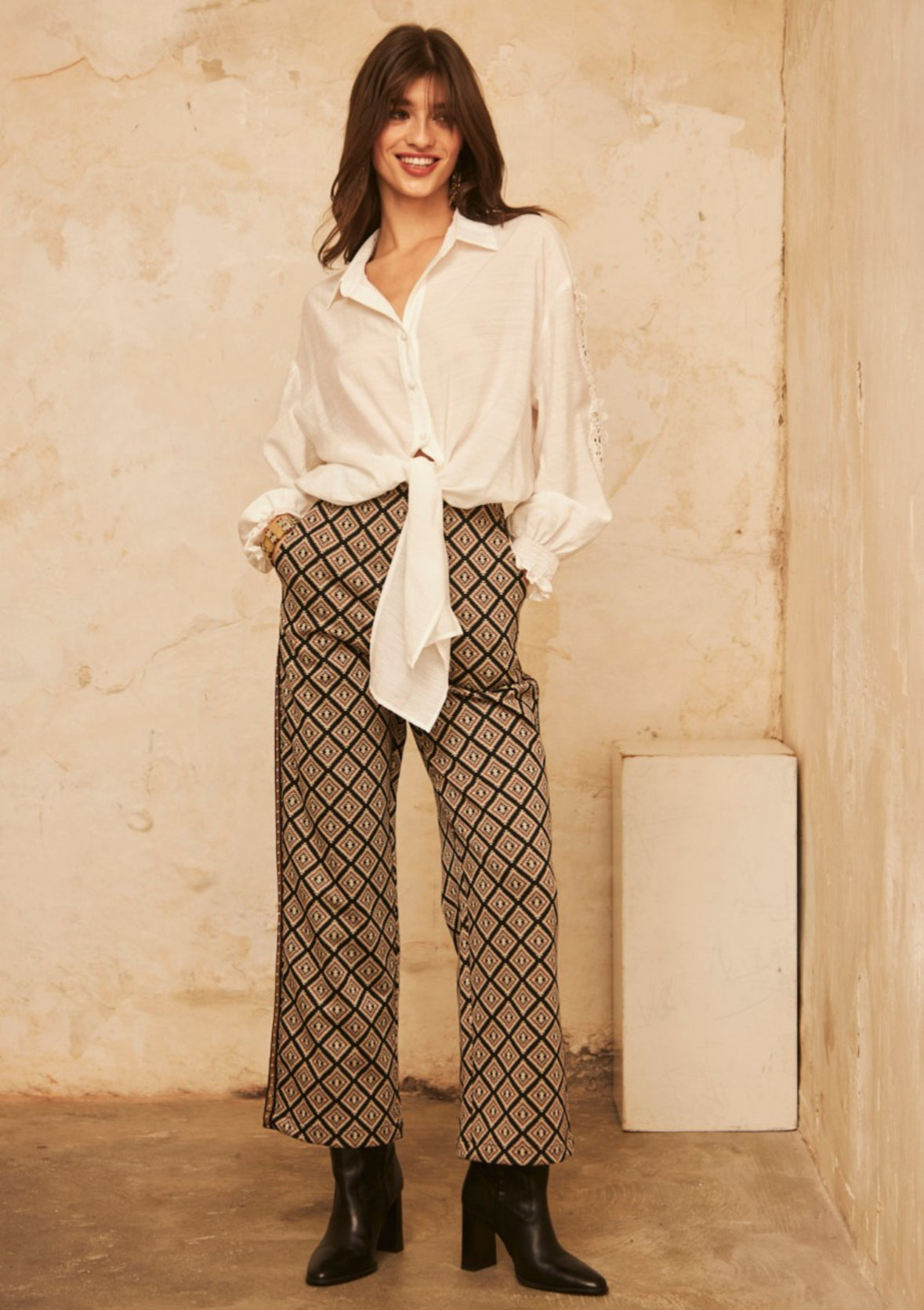 Camisa blanca con lazo y bordado en las mangas HJ.Birger