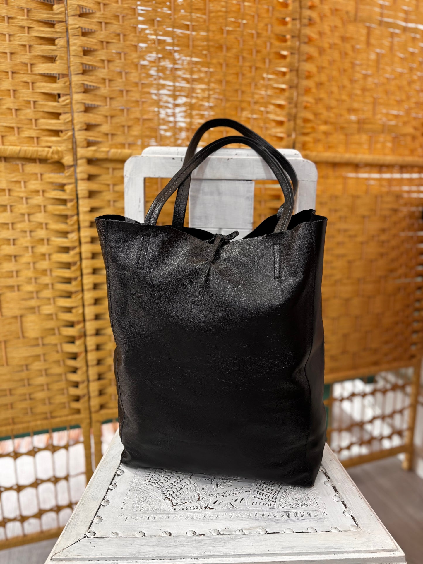 Shopping bag preta em pele metalizada