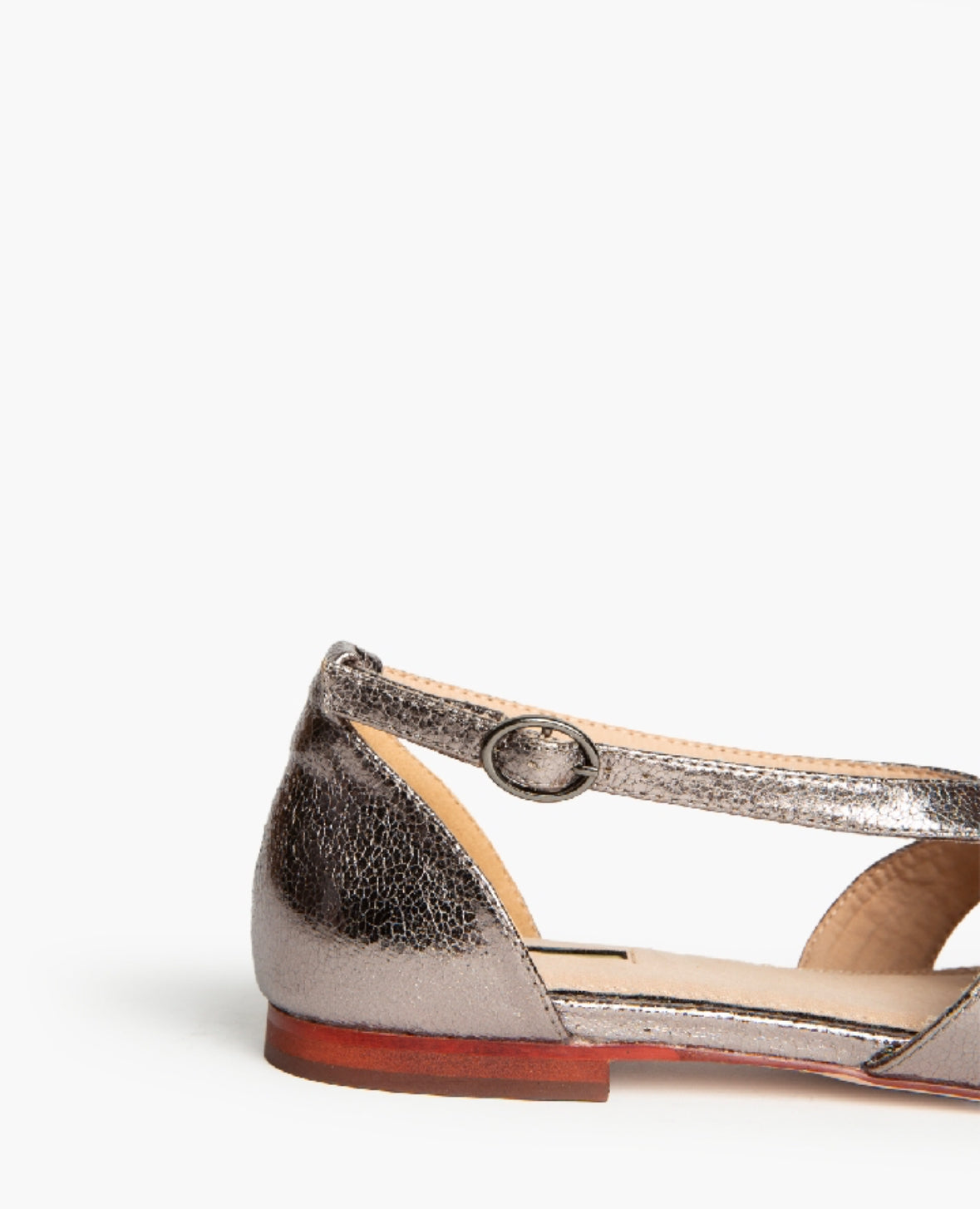 Sandálias cruzadas prateadas com fivela