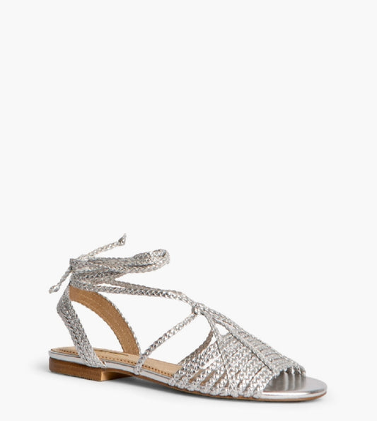 Sandálias tiras em trança prateada e laçada tornozelo