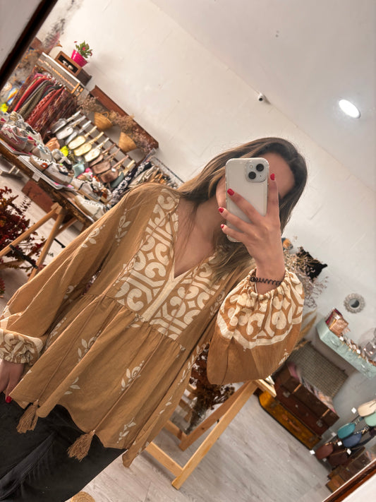 Túnica Boho camel e bege estampado étnico