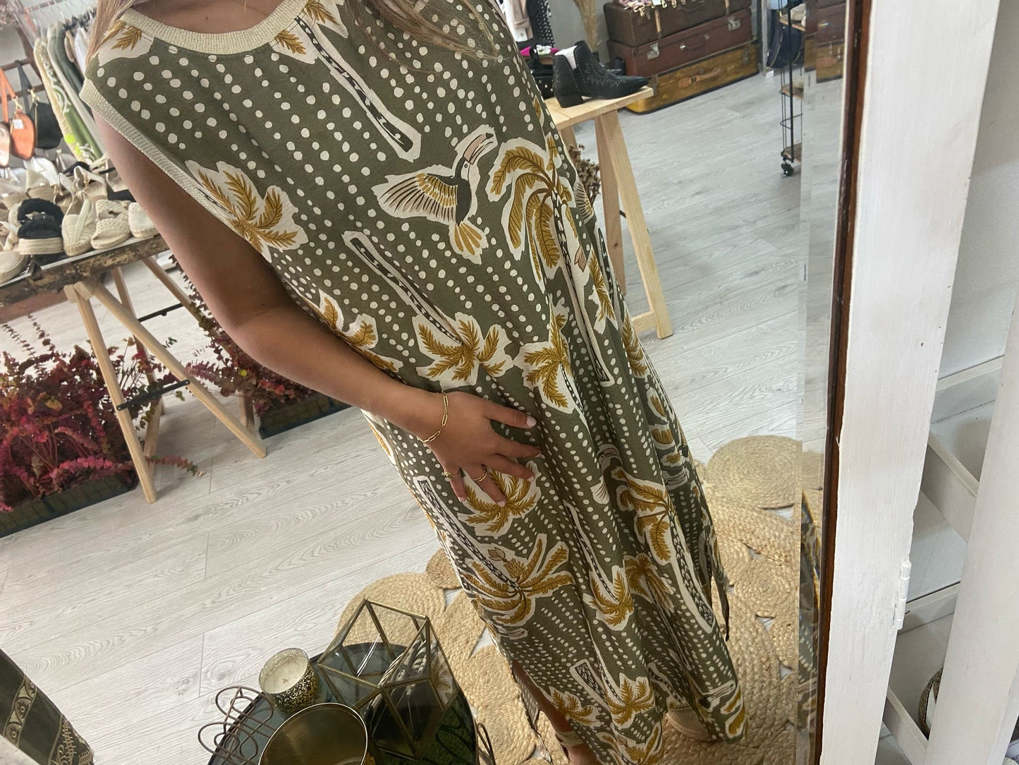 Vestido mostarda estampado tropical