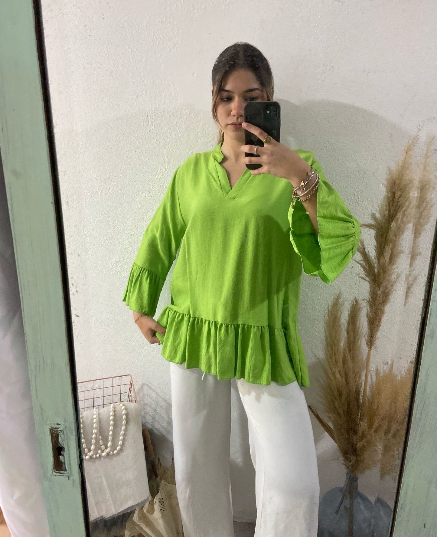 Túnica verde com folhos e decote em V