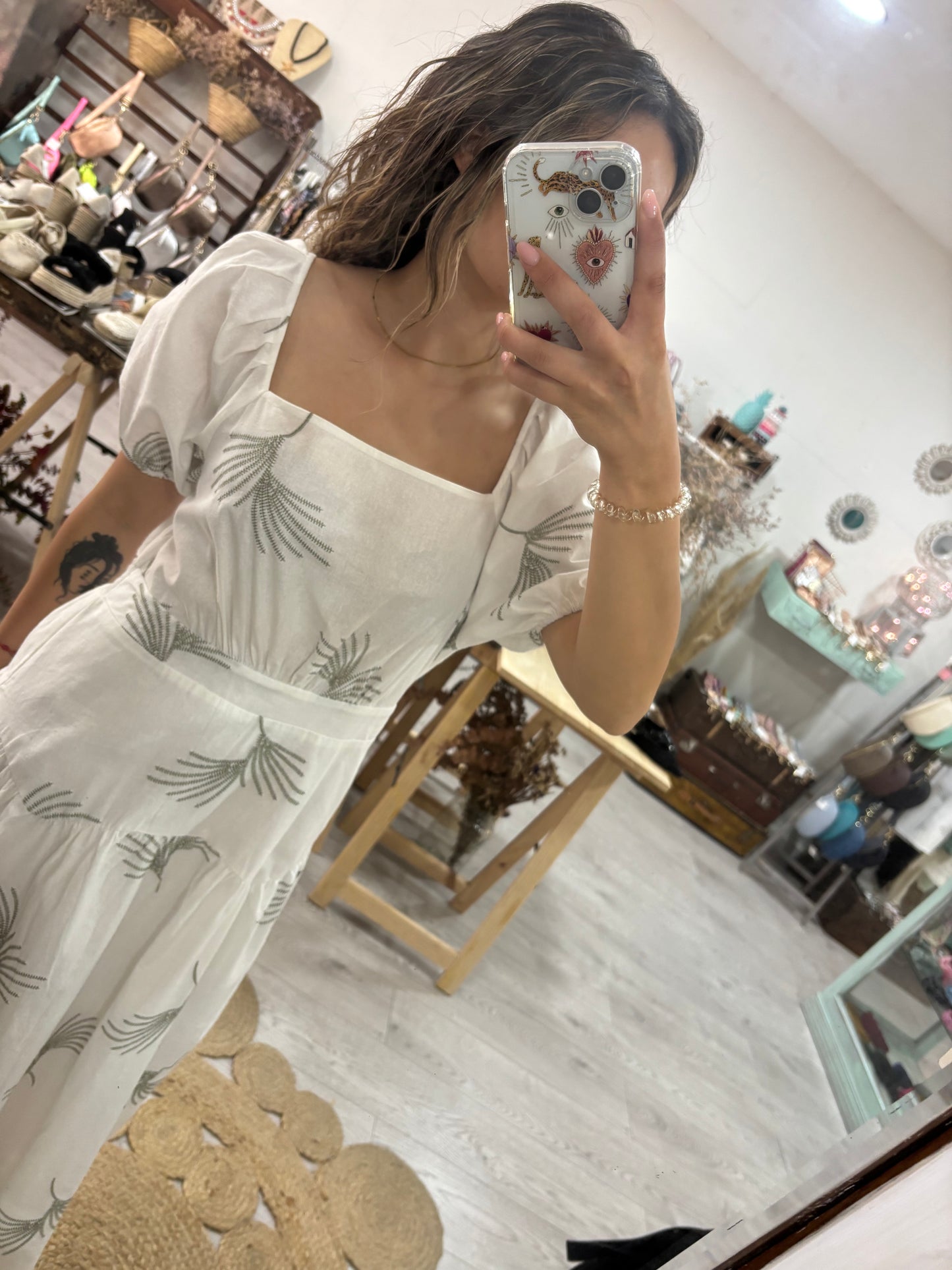 Vestido branco folhas verdes