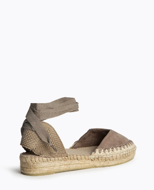 Alpercatas taupe com costuras entrançadas e laçada