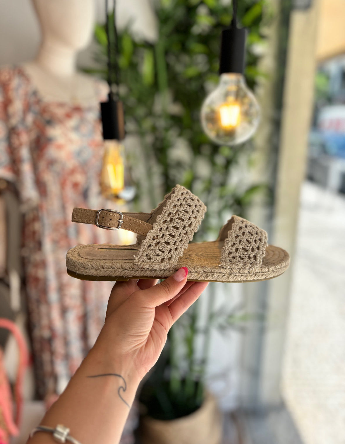 Sandálias de corda tiras em crochê e fivela
