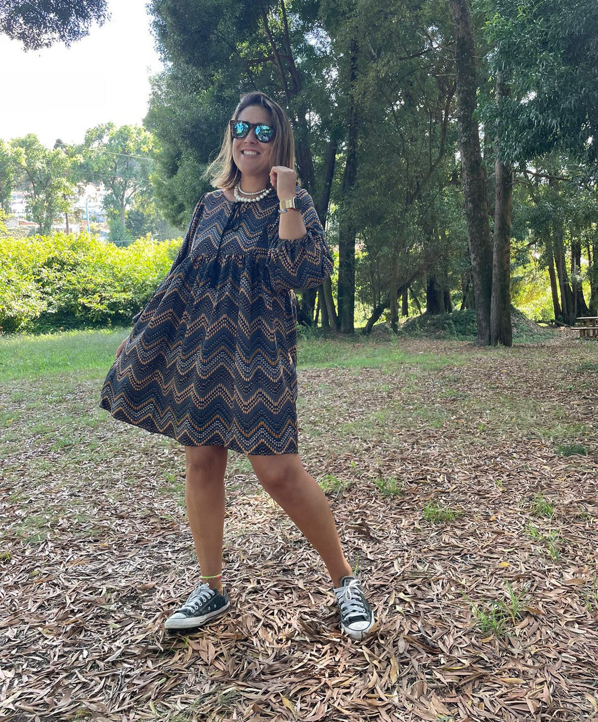Vestido cinzento com estampado zig zag colorido
