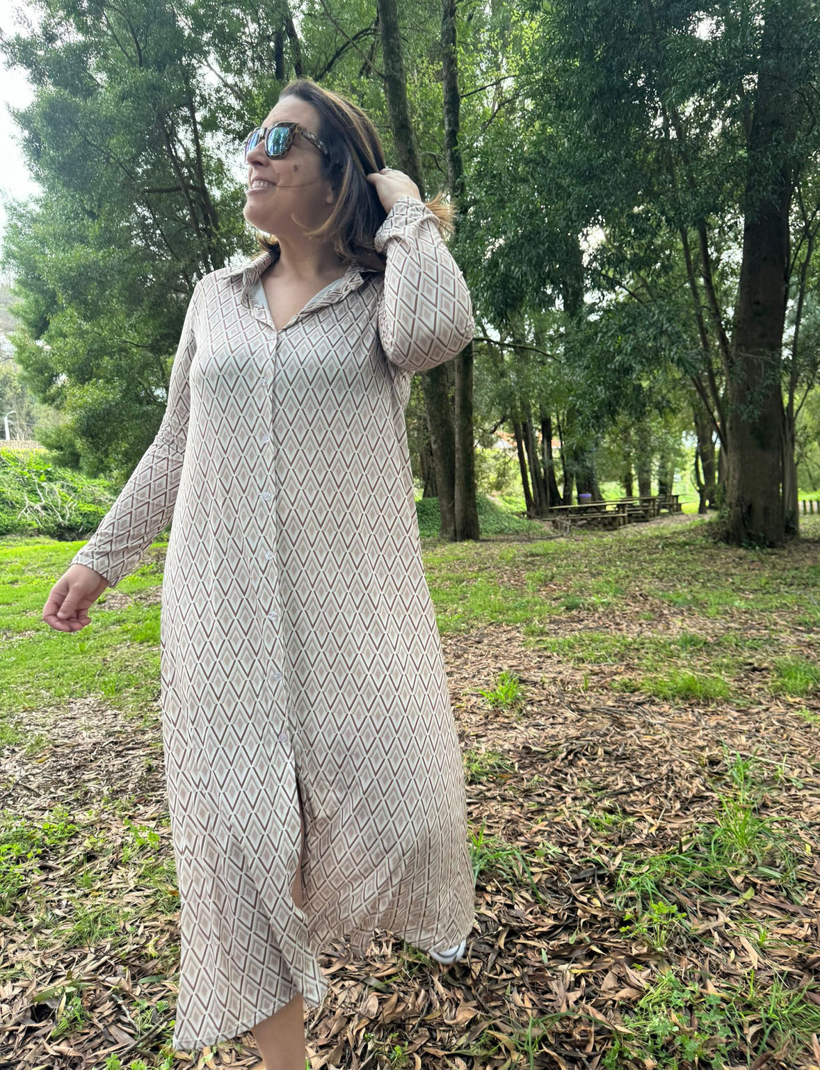 Vestido camiseiro padrão geométrico em tons de azul e bege malha fria