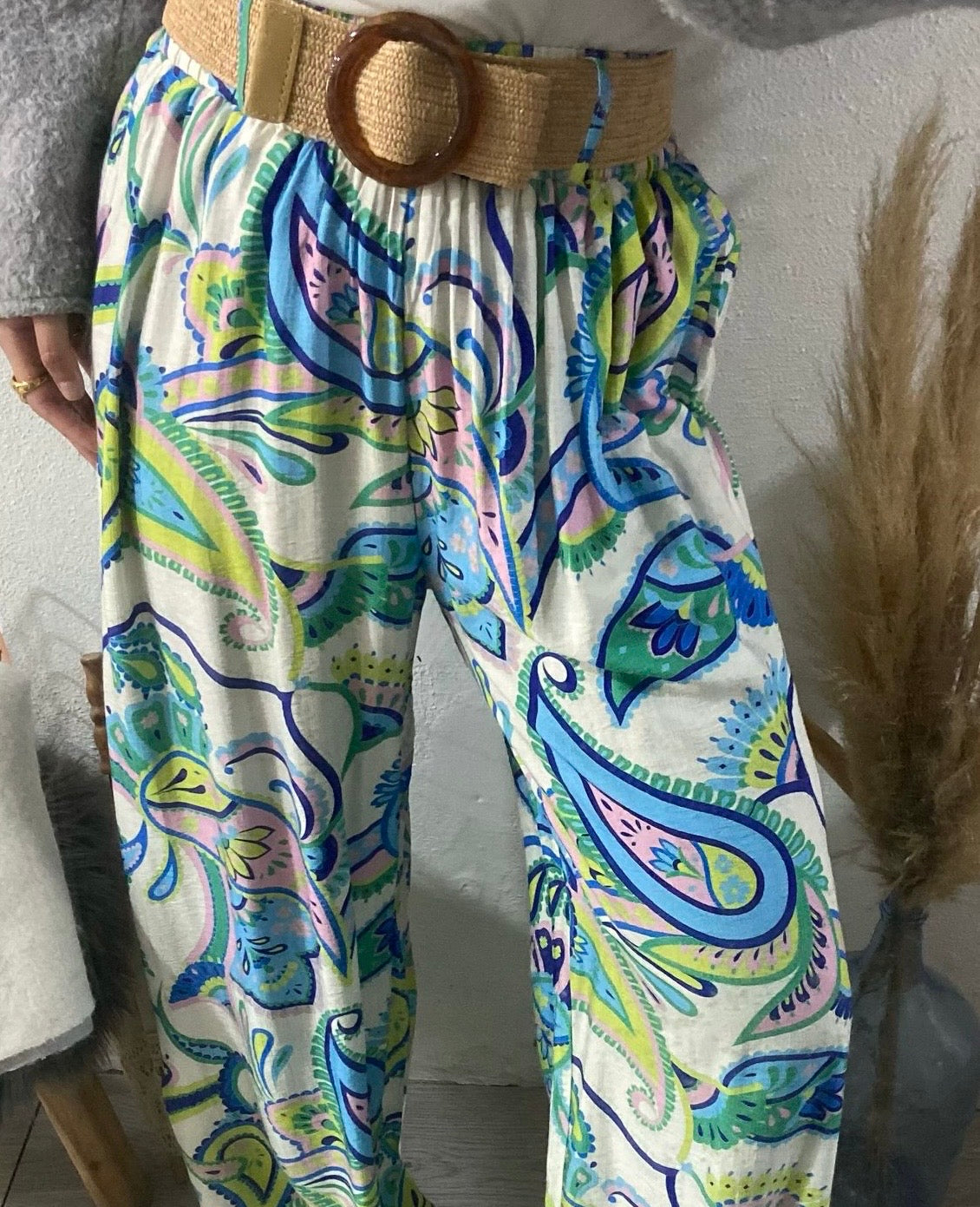 Pantalonas azulão estampado paisley colorido com cinto